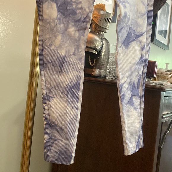 🦋AERIE OFFLINE LEGGINGS One of a kind blue and white tie-dye size extra small - Picture 4 of 10